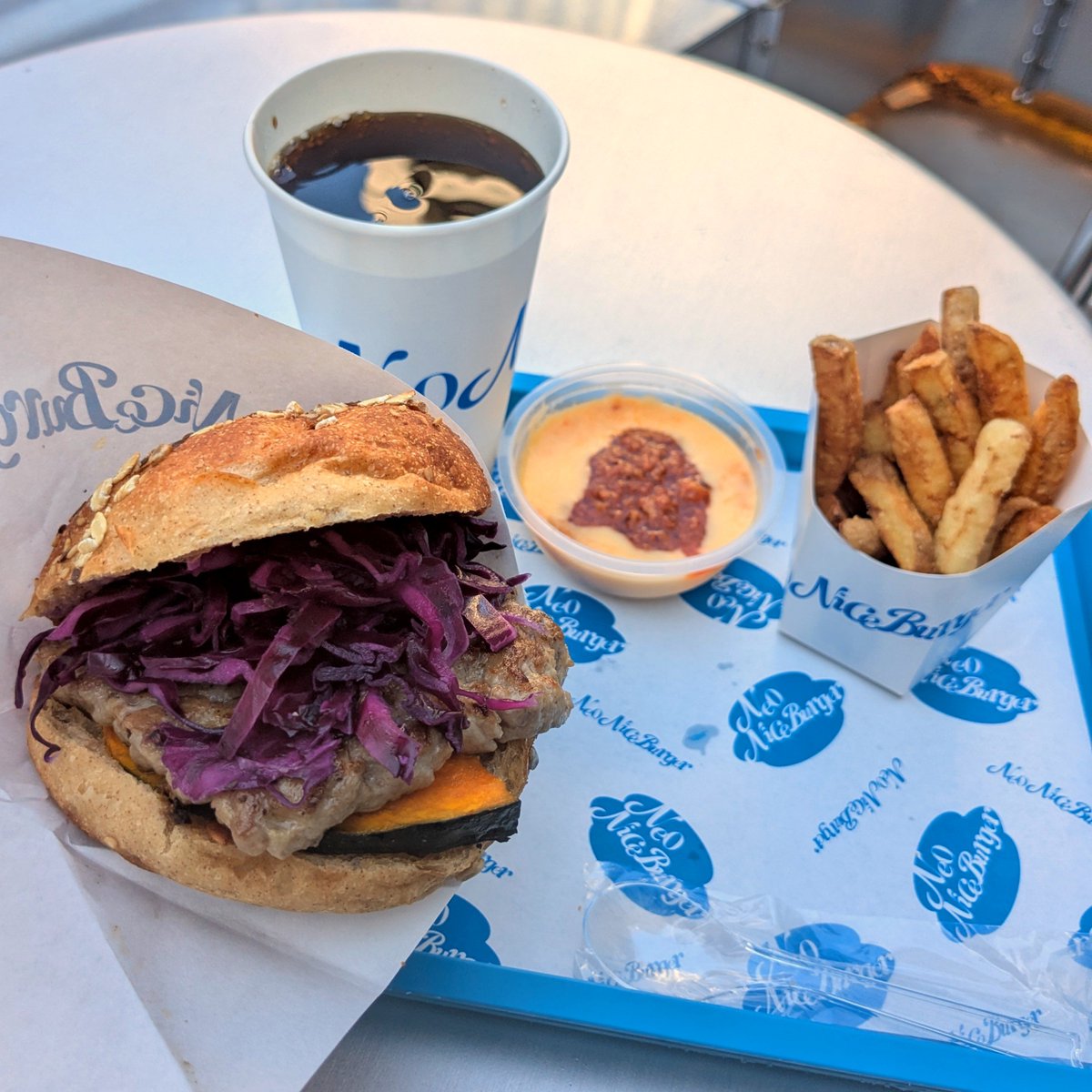 Dr_Segel's tweet photo. ネオダコタンバーガー ポテトセット＋チーズソースアラビアータ！

KERで見て🍔
パン屋らしい発想を感じる、惣菜パン的な楽しさがある
なんか種のついたバンズのザクザク、ムシャァっとした歯応えの粗挽きパティに漬けキャベツ、食感がめちゃ良い！
絶妙な火入れのカボチャや茄子、人参それぞれが楽し https://t.co/P8PEtDF3wD