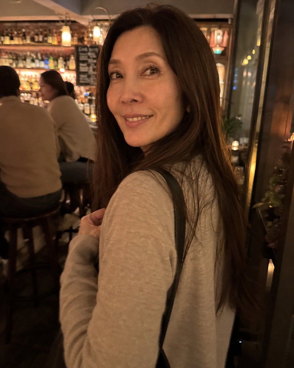 GabeJahn17's tweet photo. 64歳で、
ビル清掃の仕事をしています。

もう女としては
終わっていると思っていました。

でも心の中では……

好きな人に抱かれて、
耳元で優しく話しかけられたい。

まだそんなことを夢見ています。

笑いますか？ https://t.co/wJtYZQeieH