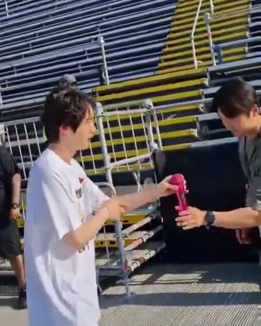 kore__1992's tweet photo. Jin places his right hand beneath his left arm when handing his mic to staff—a Korean gesture of respect and honour. Even after 13 years as a global superstar, he has never lost that humility. 🥹 https://t.co/EVkApPgWKl https://t.co/CqLDGWHHfw