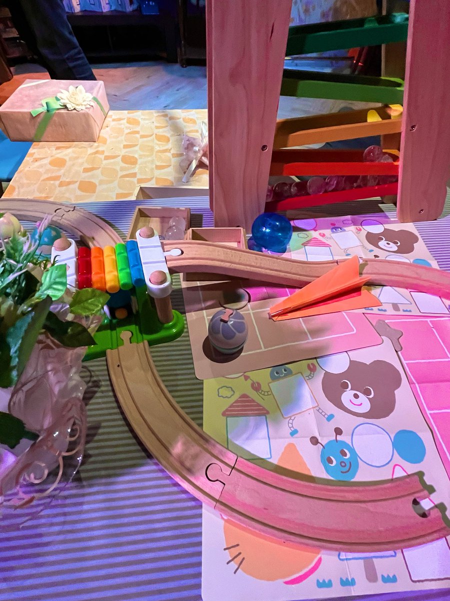 maed0141's tweet photo. 2週連続で土曜日は不思議なおもちゃ屋さんへ行ってきました🧸ワクワクと懐かしさとせつない気持ちになる空間😌
優しくて美しい物語でした🌟
また行きたくなっちゃうね…
ご一緒してくれたみなさんありがとう〜💞

#OZONE2026 https://t.co/Etow58u9mm