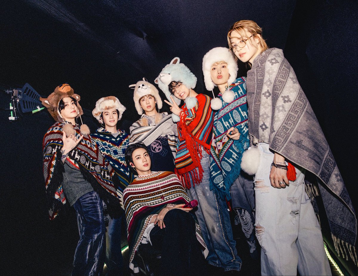 btschartsxdaily's tweet photo. BANGTAN WITH PONCHOS 💜 https://t.co/ehgFrdqk6l