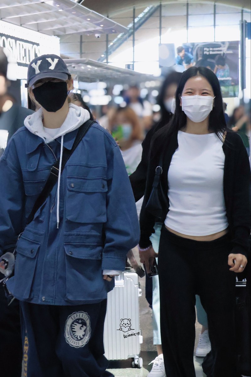 Winnie_Zzzz_'s tweet photo. 261011 KUL 출국 

✌🏻🤭

#마마무 #MAMAMOO 
#솔라 #문별 https://t.co/7z6kRAGti8