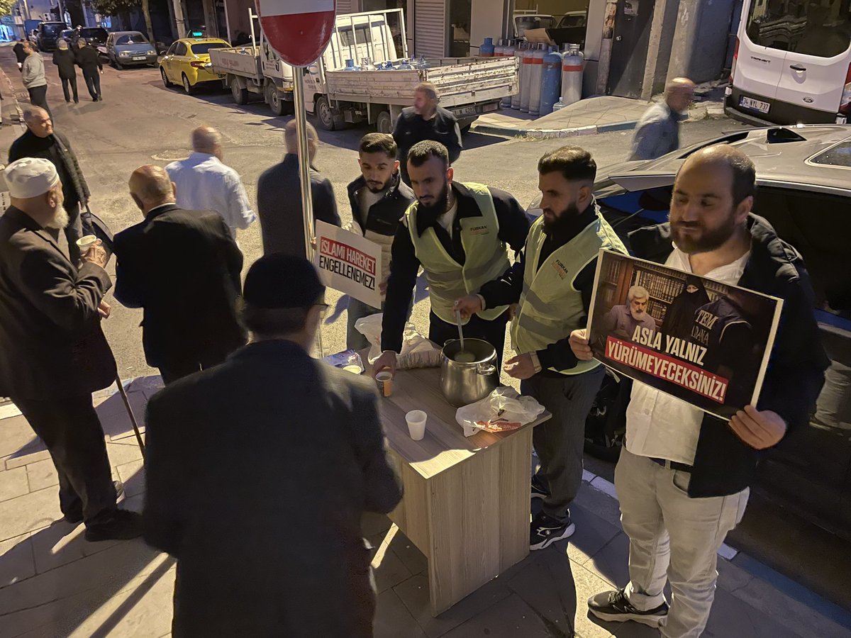 FurkanH41's tweet photo. Furkan Hareketi Kocaeli olarak Alparslan Kuytul Hocaefendi, Semra Kuytul Hocahanım ve kardeşlerimizin özgürlüğü için #SabahNamazı sonrası 2 farklı Camide çorba dağıtım etkinliği yaptık, cemaatin duasını aldık.

11.10.2026 Pazar

AlparslanHocaya Ozgürlük
SemraHocaya Ozgürlük https://t.co/OaW9x0OJRY