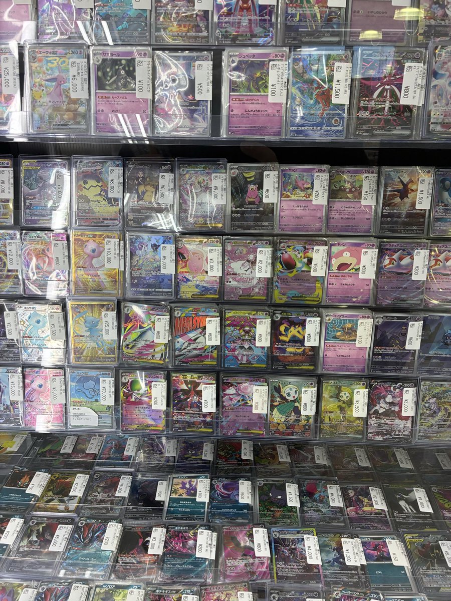 MhyuRu's tweet photo. 今日店舗で購入した
ポケカ30th CELEBRATIONは
クイズに正解すると購入可能という面白い販売方法👀

・かんたん正解 → 4パック
・むずかしい正解 → 6パック

出されたポケモンの名前を答えるんだけど…

並ぶ前に、ショーケースで海外のご家族が幼稚園くらいの子へかなり真剣にポケモンを叩き込んでた🤣

その間に拡張パック30th完売してたわ🫣

努力が必ず報われるとは限らない。
買えなかった事がいつか財産になる。

ちなみに自分は無事正解して確保。

ポケモンの知識まで期待値に入る時代になりました😎