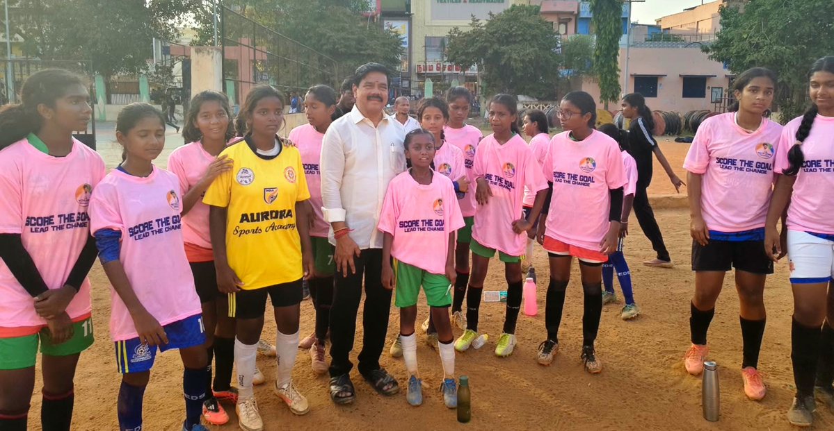 KaruNagarajan's tweet photo. We The Leaders 
சார்பில் ராயபுரத்தில் 
மூன்று பிரிவுகளாக 16 அணிகள் பங்கேற்ற மகளிர் கால்பந்தாட்ட போட்டி மிக சிறப்பாக நடைபெற்றது.
 இறுதிப் போட்டிகளை பார்வையிட்டு வெற்றி பெற்றவர்களுக்கு வெற்றி கோப்பைகளை வழங்கினோம் 
ராயபுரம் ரபியா மற்றும் அவருடன் ஆன குழுவினர் அனைத்து ஏற்பாடுகளையும் சிறப்பாக செய்திருந்தனர். 
சுமதி வெங்கடேஷ் 
அருண், ஸ்ரீராம், கிருஷ்ண சாய், நித்யா பசுபதி, கார்த்திக் சிவன், சத்யன் ராமசாமி உள்பட வடசென்னை பகுதி 
 வி த லீடர்ஸ் அமைப்பினரும் பங்கேற்றனர்.
@annamalai_k @WTLFoundation