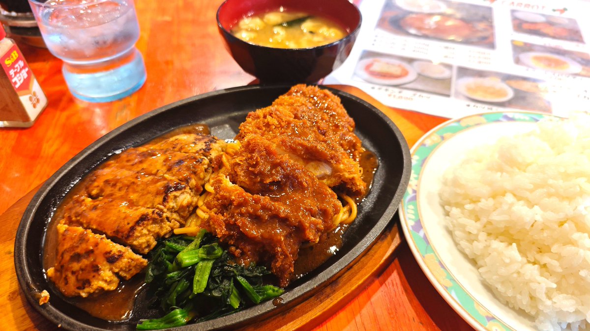 altvan01's tweet photo. 健康診断で落ち込んだ理由ってのがこの1年で11キロ増量したからってことなんだけど、元気出すために食った先週のランチ達がこちら！
ハンバーグ＆チキンカツ、ポークチャップ、とんかつ定食、ハンバーグピラフ。 https://t.co/xVFvDJxEqe