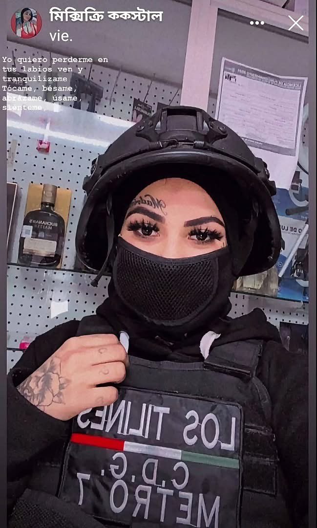 VigiaCiudadano7's tweet photo. 🔫 ERA SICARIA... Y TENÍA MILES DE SEGUIDORES EN TIKTOK

Mixy Padilla, "La Tilina", era sicaria del Cártel del Golfo y pareja de "Tilín", líder de la célula de "Los Tilines". Pero también era tiktoker: más de 10 mil seguidores veían su otra vida.

En sus videos cantaba narcocorridos en una camioneta rumbo a los "negocios", presumía armas de guerra, las siglas del CDG y sus tatuajes de la Santa Muerte. Horas antes del enfrentamiento final, se grabó cantando una vez más.

Cayó abatida en un tiroteo contra el Ejército en una carretera de Miguel Alemán, Tamaulipas. El audio del enfrentamiento, con una mujer agonizando de fondo, circuló por todo el país.

Buscaba fama. Encontró la muerte en vivo. ¿El TikTok la delató, o ella ya sabía cómo iba a terminar?

Sigue Expedientes Oscuros: la fama también deja expediente.

#LaTilina #Narco #Tamaulipas #ExpedientesOscuros