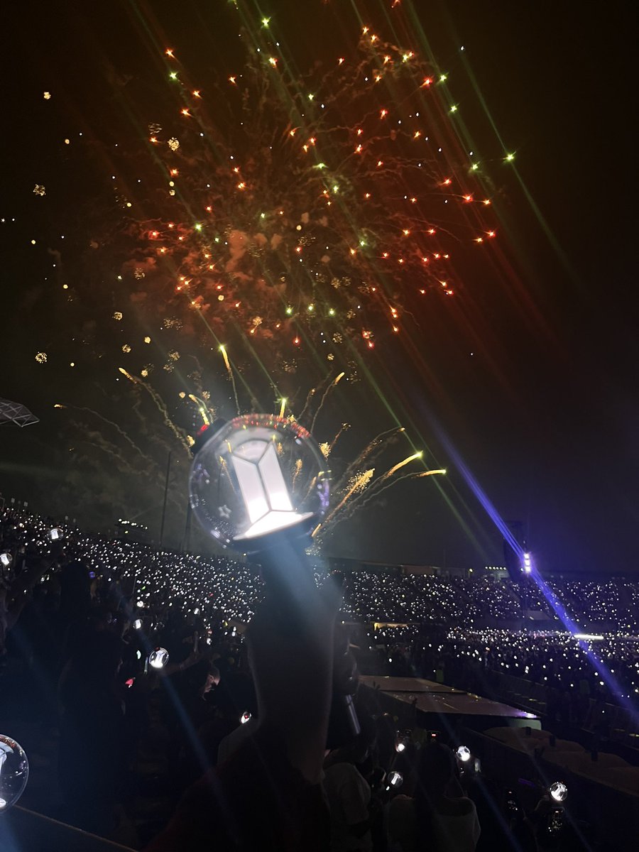 goeskthh's tweet photo. y bueno, se acabaron las noches de bts en perú y me enorgullece decir que yo fui parte de esas luces moradas, de ese mar de estrellas, de ese conjunto de almas sanando al unísono, de ese eco de voces que los alentó hasta el final y cantó junto a ellos de forma incansable. soy uno de esos corazones que se quedaron ahí en el estadio san marcos, en el asiento donde estuve, donde se cumplió mi más especial y dulce sueño, en ese asiento donde una versión de mí se quedó y siempre pertenecerá. 

048466 el 7 de octubre y para siempre, occidente A por siempre, wings y home para siempre, mis siete el día siete, códigos tatuados con tinta morada en el alma. ecuador estuvo en la casa del arirang tour. gracias por la magia, mis tannies. cruzaría mil veces mi país y la mitad de otro por verlos, los seguiré hasta el sol, y que sigan teniendo un increíble e inolvidable tour en todas las fechas que vienen💜