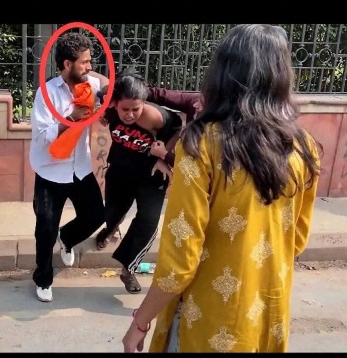 s_afreen7's tweet photo. संस्कारी भगवाधारी गुंडे!

क्या ये अपनी घर की महिलाओं के साथ भी ऐसा पेश आते है?? https://t.co/8TDZqXuhVq