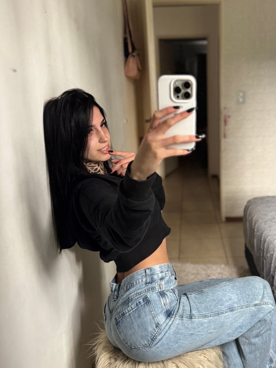 isabyluna's tweet photo. does black look good on me? https://t.co/gy6xDYbkIy