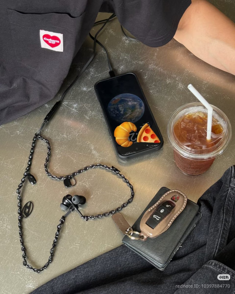 YomaRVW's tweet photo. Is that a PORSCHE ? 👀 
LMAOOO. I'll pretend I didn't see anything since you've deleted it 🤐

#RWV https://t.co/9j9uci77VN