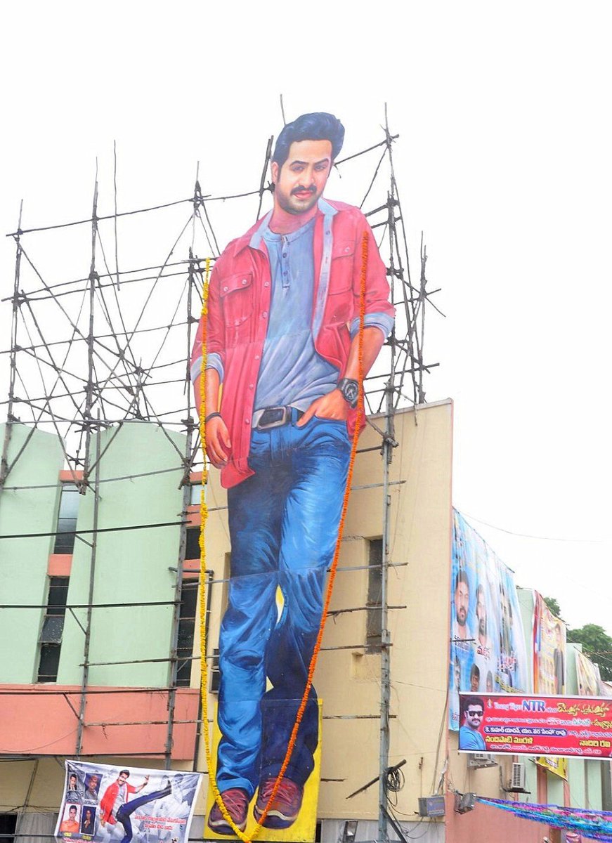NtrMaruthi9999's tweet photo. Sudarshan35mm, RTC X Roads Hyderabad 21 Day's Run

@tarak9999 anna look's dressing style, &amp; song's,👌🏻👌🏻❤️‍🔥❤️‍🔥

#13YearsForRamayyaVasthavayya https://t.co/T7r0NmZSZw