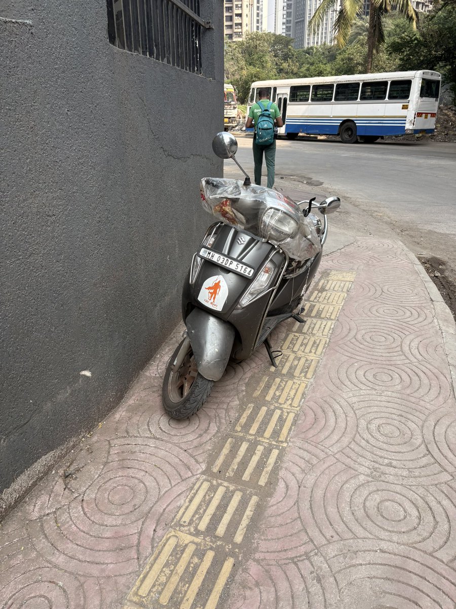 amitasj's tweet photo. @MTPHereToHelp 
@MumbaiPolice 
Illegal parking on the footpath next to the L&amp;T Rejuve gate, Mulund West, forces pedestrians onto the road, risking lives. Please take immediate action, penalise violators and keep the footpath clear https://t.co/4q5qdWYIBs