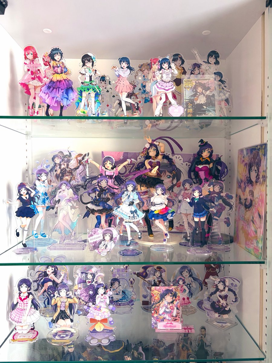 3104Benimoti's tweet photo. のんたんのアクスタが増えてきたので拡張。
なんかアイドルに紛れて鉄の塊と手から鉄の匂いがする女がいてるけど気にしない✋ https://t.co/jZsueM9zsG