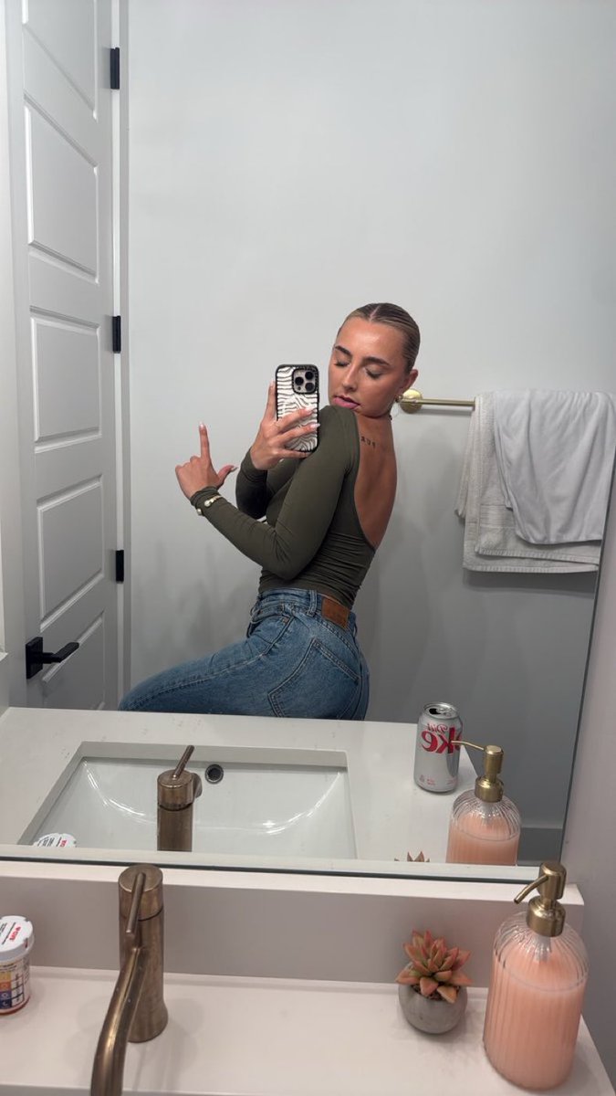 Chloegirllll27's tweet photo. Drinks on you tonight hehe😈 https://t.co/M3otbFpfKy