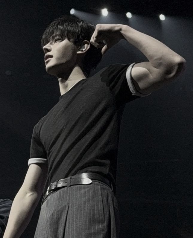 Enhafate_'s tweet photo. I miss the Sunghoon, who used to flex his biceps https://t.co/XhbKWPRdpT