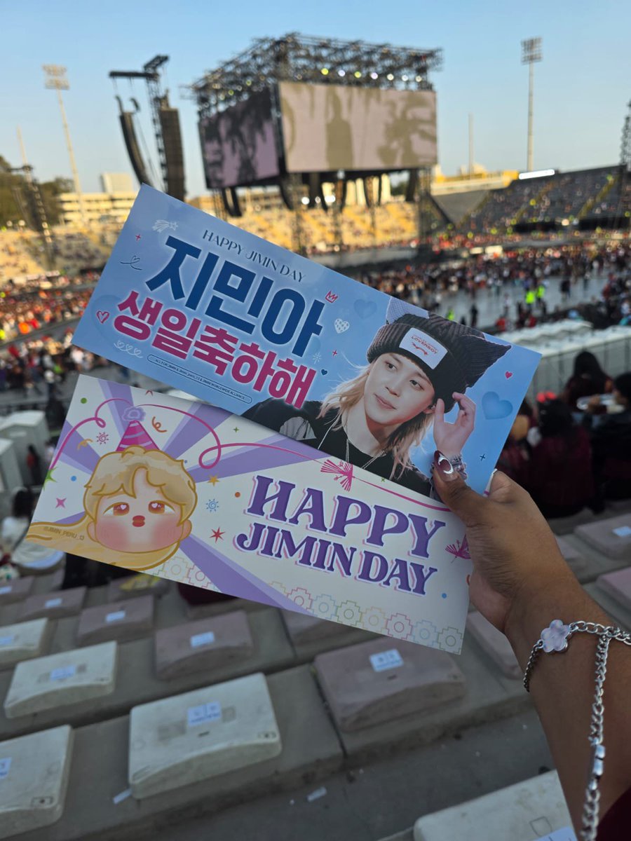 JIMIN_PERU_13's tweet photo. 💛✨ NO PODEMOS CREER QUE LOS 3 DÍAS DE CONCIERTO YA HAYAN TERMINADO… 🥹💛

El team @jimin_peru_13 todavía está procesando todo lo que hemos vivido durante estos días. 🇵🇪✨

El tren, los banners, las pantallas dedicadas a Jimin por doquier, los camiones recorriendo las calles con su rostro, el parapente y los postes llenos de su imagen… 🥹💛 ¡Todo parecía un sueño hecho realidad!

Esta fue nuestra primera vez recibiendo a Jimin en Perú, y ha sido una experiencia llena de emociones que jamás olvidaremos. Aprendimos a organizarnos, coordinar, comunicarnos, disfrutar cada momento y afrontar nuevos retos. Hicimos cosas que nunca imaginamos cuando comenzamos esta aventura creando nuestra fanbase. 🥹✨

Aún nos cuesta creer todo lo que logramos hacer por amor a Jimin. Detrás de cada proyecto hubo esfuerzo, dedicación, noches de planificación y, sobre todo, un amor inmenso que nos impulsó a seguir adelante. 💛

Por eso, queremos agradecer de todo corazón a cada persona que nos apoyó, donó, confió en nosotros y fue parte de esta experiencia. Gracias también a la comunidad internacional que creyó en nuestros proyectos y nos ayudó a hacerlos realidad. Nada de esto habría sido igual sin ustedes. 🫶🏻💛

Hoy cerramos este capítulo tan especial de Jimtober en Perú con el corazón lleno de recuerdos, orgullo y gratitud. 🇵🇪✨ Pero el amor por Jimin sigue cruzando fronteras…

🇨🇱💛 ¡AHORA ES EL TURNO DE CHILE!

Desde Perú, les deseamos toda la suerte del mundo. Esperamos que disfruten cada momento, que vivan esta experiencia con muchísima emoción y que hagan de su Jimtober algo tan hermoso, especial e inolvidable como lo fue para nosotros.

¡Que el amor por Jimin siga iluminando cada país y uniendo a nuestros corazones! 🌎💛

PERÚ SIEMPRE LLEVARÁ ESTA EXPERIENCIA EN EL CORAZÓN. 🇵🇪🥹💛

#JimtoberEnPeru #Jimin_Peru_13 #ATrainOfLoveForJimin #JIMIN #ParkJimin