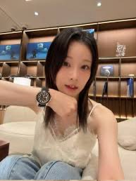 Percy9998's tweet photo. 可愛い女子がメンズサイズのロレックス着けてるの、めっちゃ好きやわ⌚️

ただでさえ可愛いのに、細い腕とあのゴツさとのギャップで可愛さにバフかかってるやん😍

異論ある人おるんやろか？ https://t.co/NhA9XBjUKL