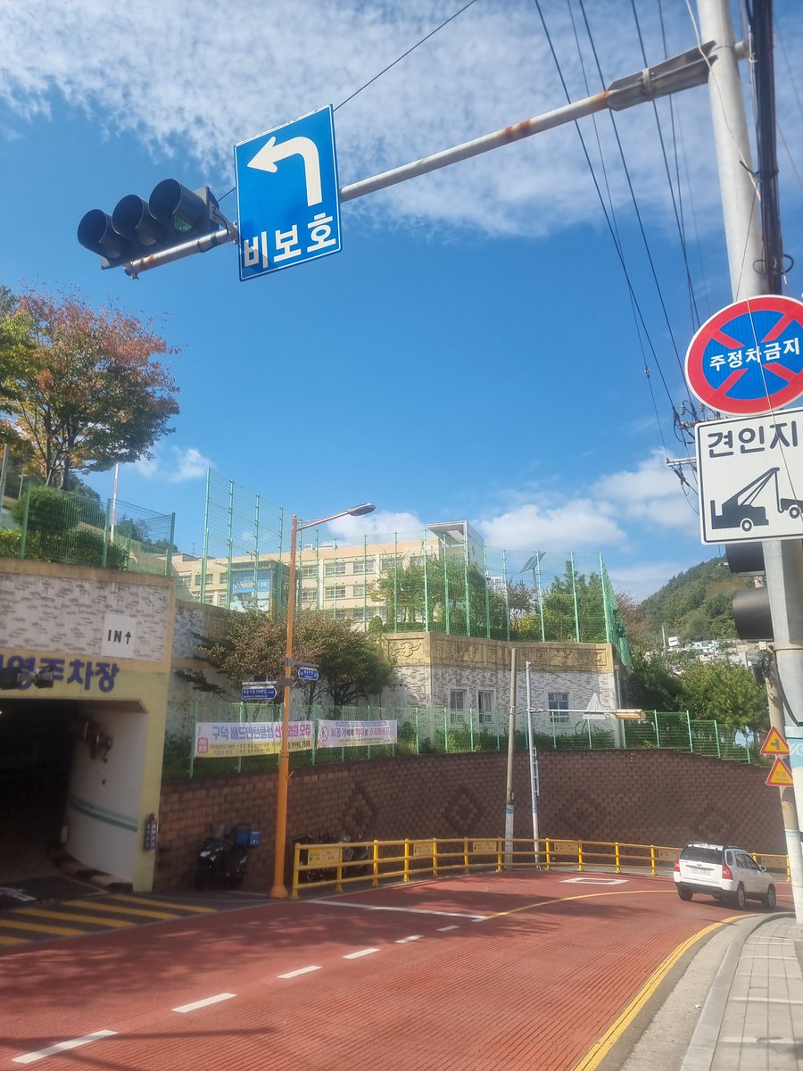 imjaemin5's tweet photo. 久しぶりに子供頃よく遊んでた山に行ってきた、懐かしい学校も良い思い出にしながら山に登った、変わったどころもあるし懐かしい所もあった。😊
四十年以上住んでいるのに二十年ぶりに訪ねるなんて生きるのに厳しかったかも、xを始めてなければ訪ねるすらしなかったと思う😅
リプに写真残すね。 https://t.co/ucvmOdhUl7
