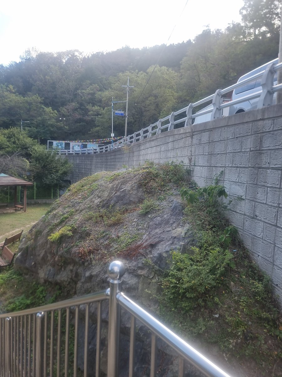 imjaemin5's tweet photo. 久しぶりに子供頃よく遊んでた山に行ってきた、懐かしい学校も良い思い出にしながら山に登った、変わったどころもあるし懐かしい所もあった。😊
四十年以上住んでいるのに二十年ぶりに訪ねるなんて生きるのに厳しかったかも、xを始めてなければ訪ねるすらしなかったと思う😅
リプに写真残すね。 https://t.co/ucvmOdhUl7
