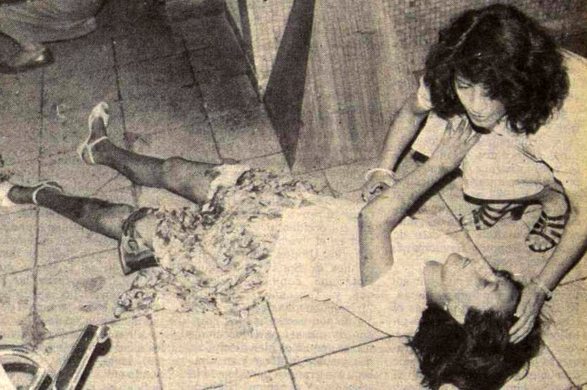 desde_1965's tweet photo. Una víctima de la explosión registrada en el subterráneo de la clínica de Capredena en Valparaíso recibe primeros auxilios tras el estallido que dejó un muerto y una veintena de heridos, 20 de enero de 1988. https://t.co/xy5q7DqWcA