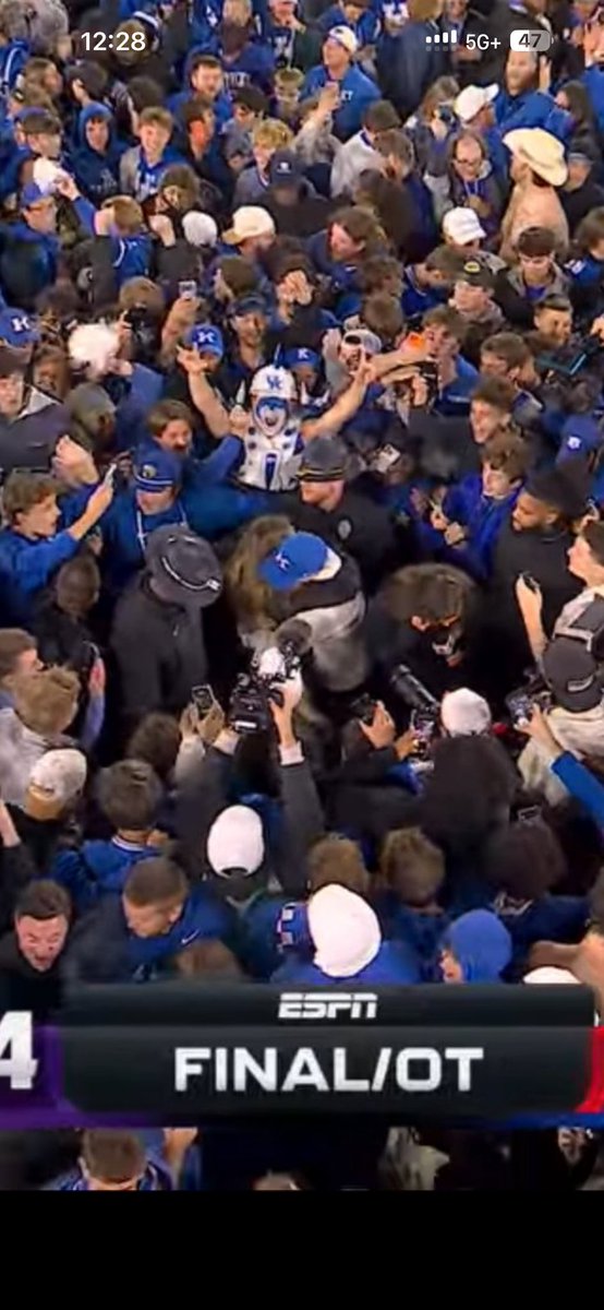 BBN_Commenter's tweet photo. Will Stein rushing the field as fan &amp; now as the head coach almost 20 years later https://t.co/p4qZMQirgi