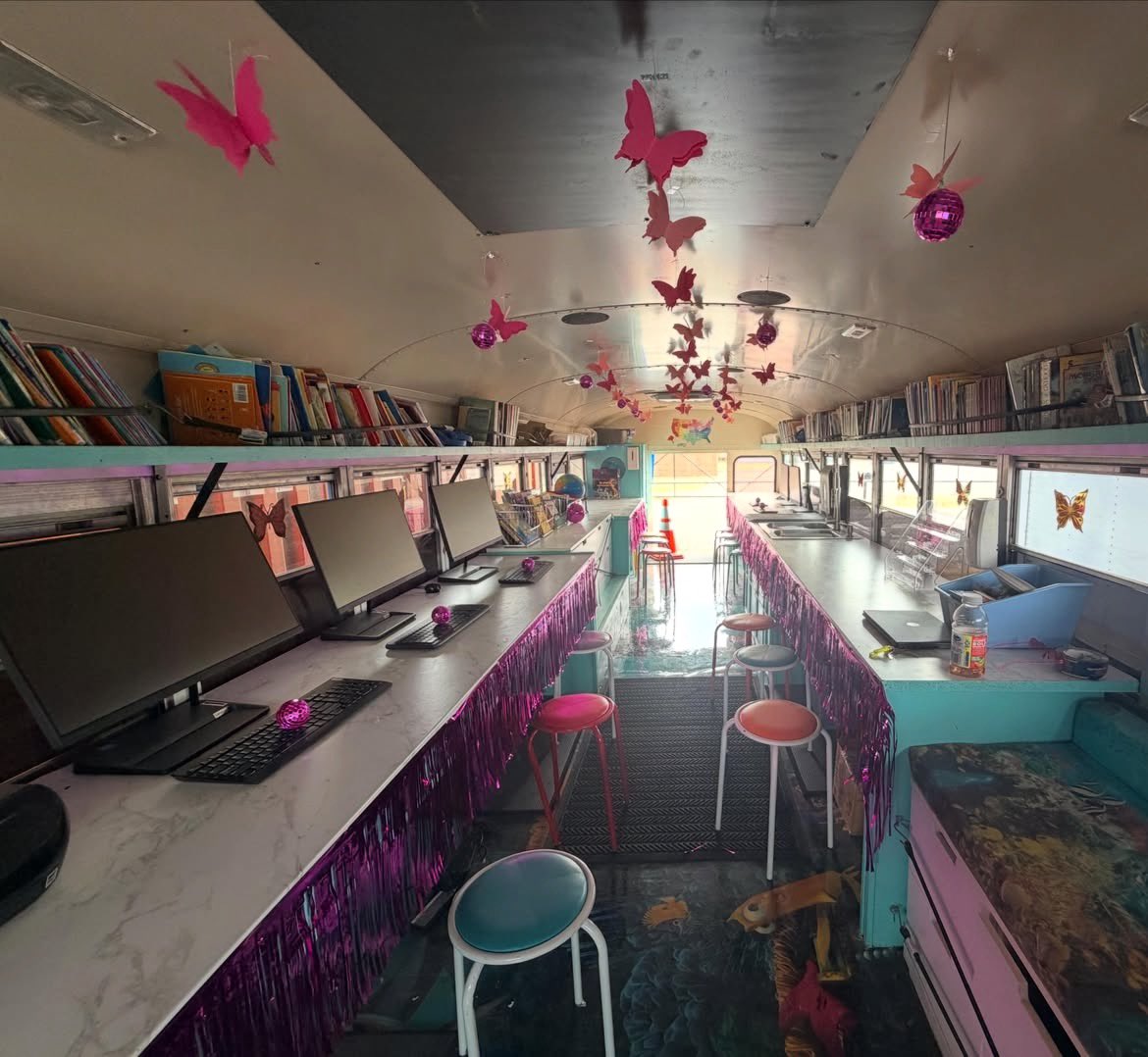RoyIsThaTruth's tweet photo. Shoutout to this woman she turned 
her school bus into a library 📚 https://t.co/g7jj4bnW6s