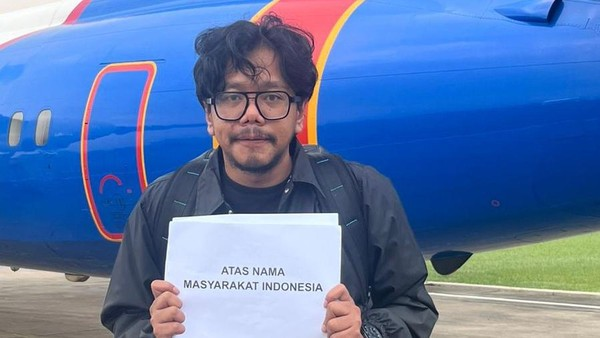 LambeSahamjja's tweet photo. ferry irwandi bawa isu karhutla ke forum internasional

di bilang tanah bekas karhutla tidak boleh diubah fungsi selama 30 tahun

ferry irwandi (konten kreator dan aktivis) bertemu tokoh media internasional di new york, amerika serikat

dia pakai pertemuan itu untuk mengangkat soal karhutla di indonesia

awalnya bukan soal karhutla
dia datang karena undangan soal pengembangan media digital

undangan sudah dia terima sekitar 6 bulan sebelumnya

kata ferry, pihak youtube menilai caranya bangun kanal media (termasuk malaka dan trifellas) menarik untuk dikenalkan ke pelaku media global

dia dijadwalkan bertemu petinggi bbc, the guardian, dan bloomberg

lalu berubah
karena kondisi kebakaran hutan di indonesia, dia putuskan ubah fokus

karhutla dijadikan agenda utama pembicaraan