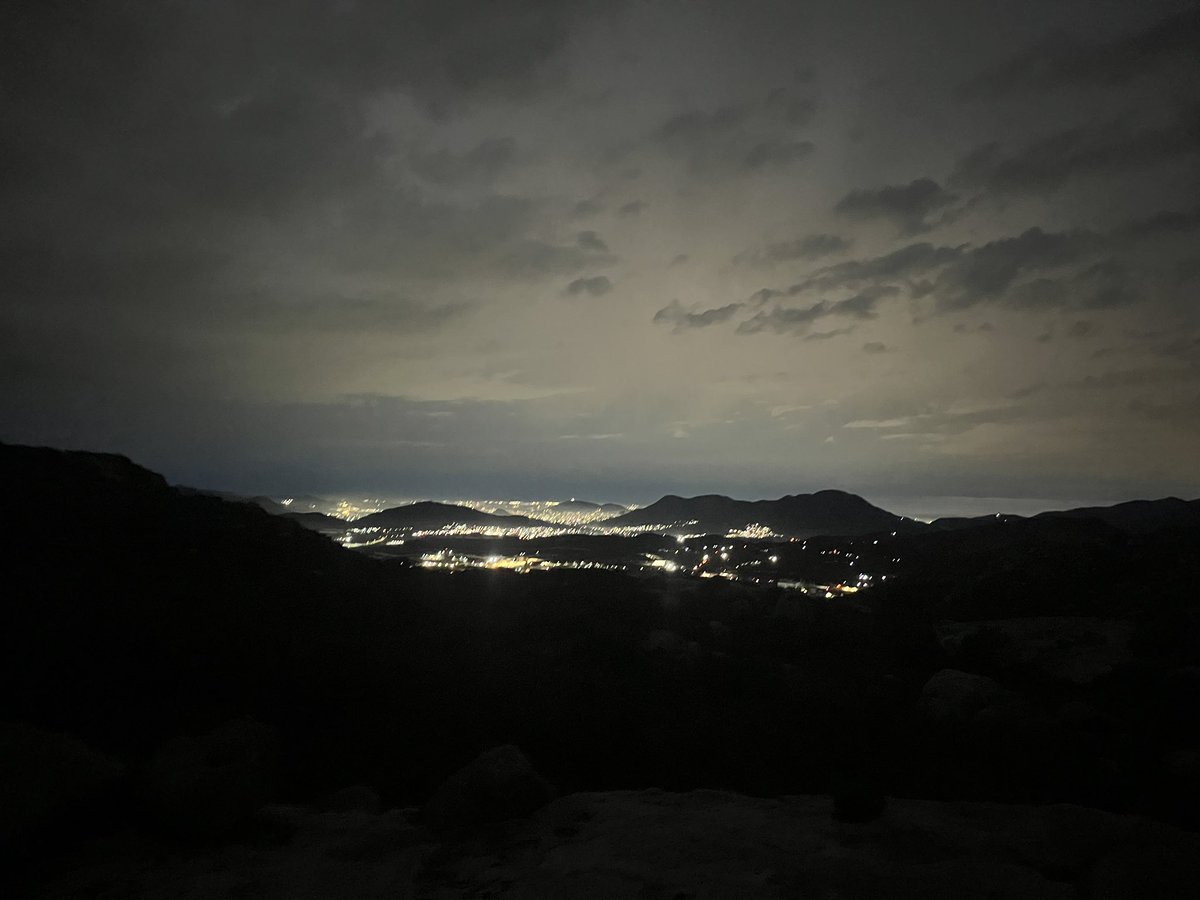 obsmari's tweet photo. Caminando sobre la lluvia… https://t.co/vkbHP3jM5j