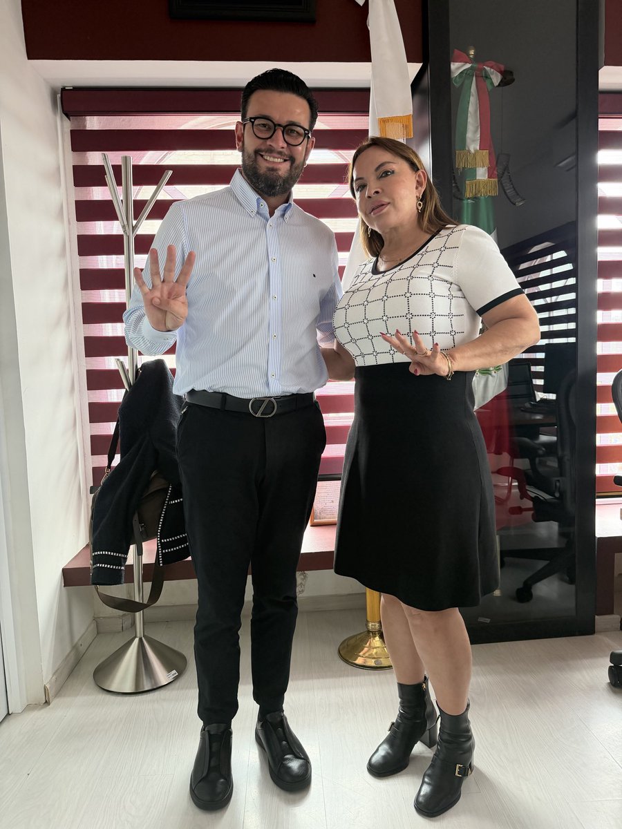 adrianvenegasB's tweet photo. Tuve una productiva conversación con mi amiga Nena Farías presidenta municipal, donde coincidimos en seguir construyendo en unidad un municipio más justo, con mejores oportunidades y en sintonía con los valores de la 4T y los lineamientos de la Dra. Claudia Sheinbaum Pardo. 

#LaTransformacionAvanza