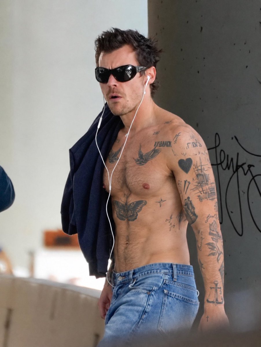fxblessing1's tweet photo. Harry styles keep it low-key during a solo stroll through Brooklyn New York rocking a shirtless layered look https://t.co/j1GweTEnoI