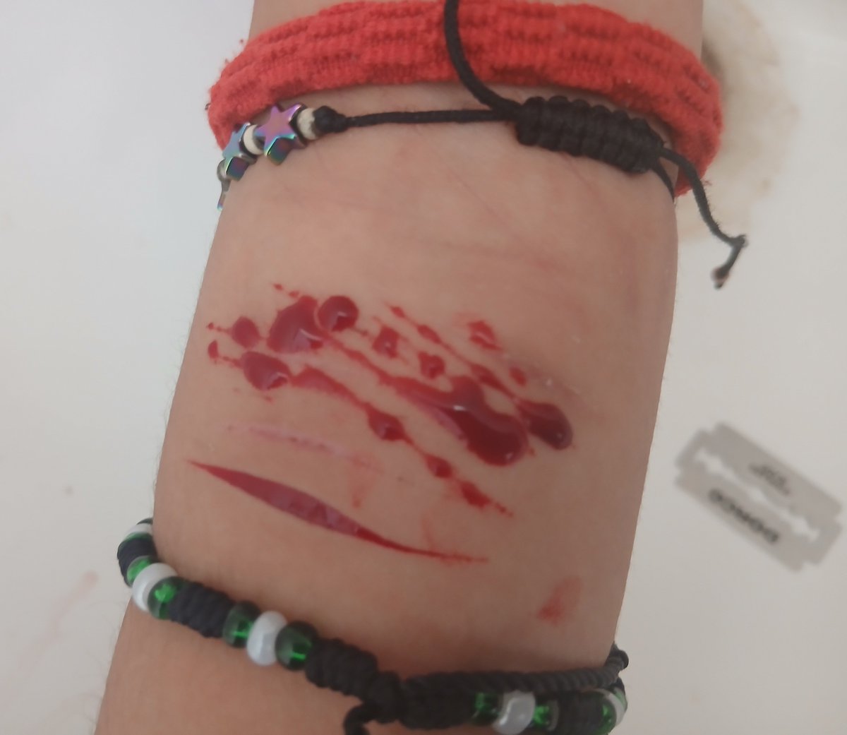 Cnocturn77's tweet photo. Fake makeup
#sfx #blood https://t.co/ionWorSgm3