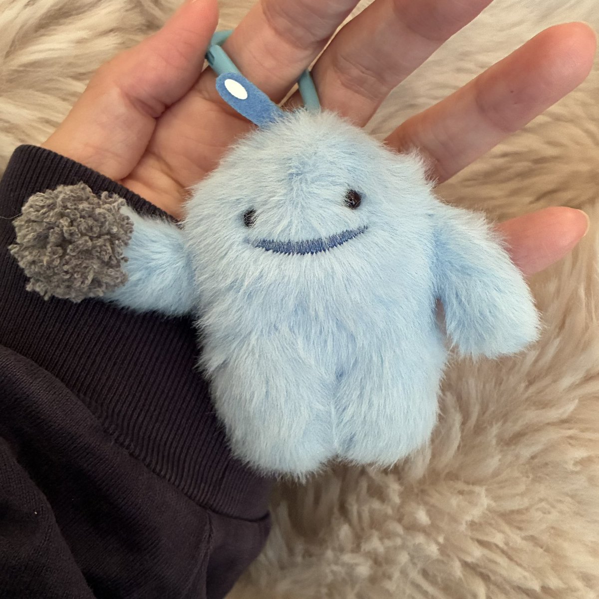 Xoxo___non's tweet photo. ウェーブくん、巡り会えなさそうだったのでメルカリで糸が飛び出てお安くなっていた子をお迎えしました！リペア完了✅
ホコリを持ってない子だったのでポンポン作って持ってもらいました🩵 https://t.co/xf0WuuvT4k