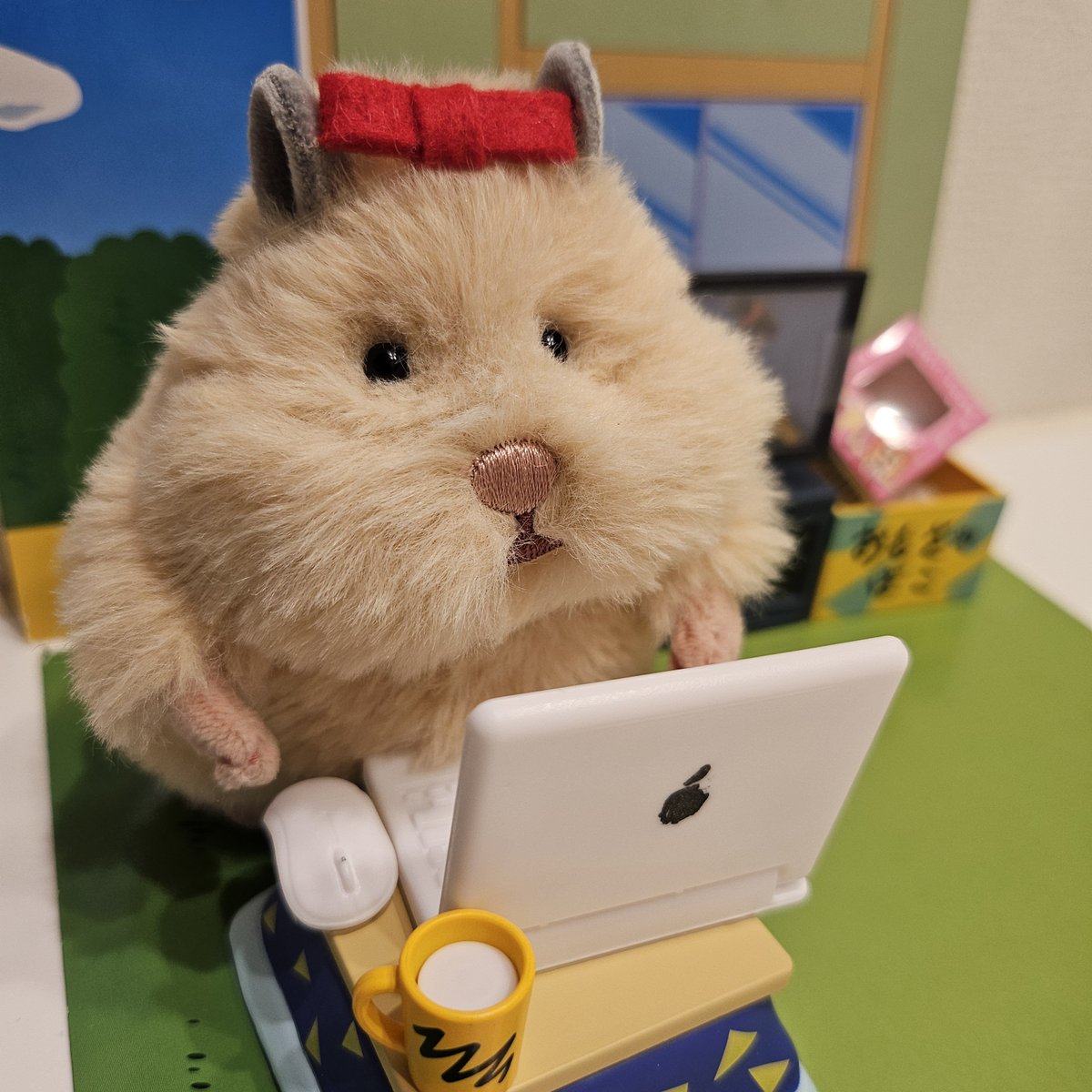 hamu_tamami's tweet photo. こんにちは、たま美です⭐
YouTubeを始めようと思って、準備中💻✨
まずはオープニング映像作成に挑戦したんだけど、私ってセンスゼロだわ～💦もっとおしゃれにしたかった🤦‍♀️🌀
2枚目にオープニング映像を載せたから見てくださいね☝️
𝓑𝔂𝓮-𝓫𝔂𝓮! ♡
#はむにぎり
#ぬい活
#ぬい撮り
#ぬいぐるみ https://t.co/h4JEoETqMa