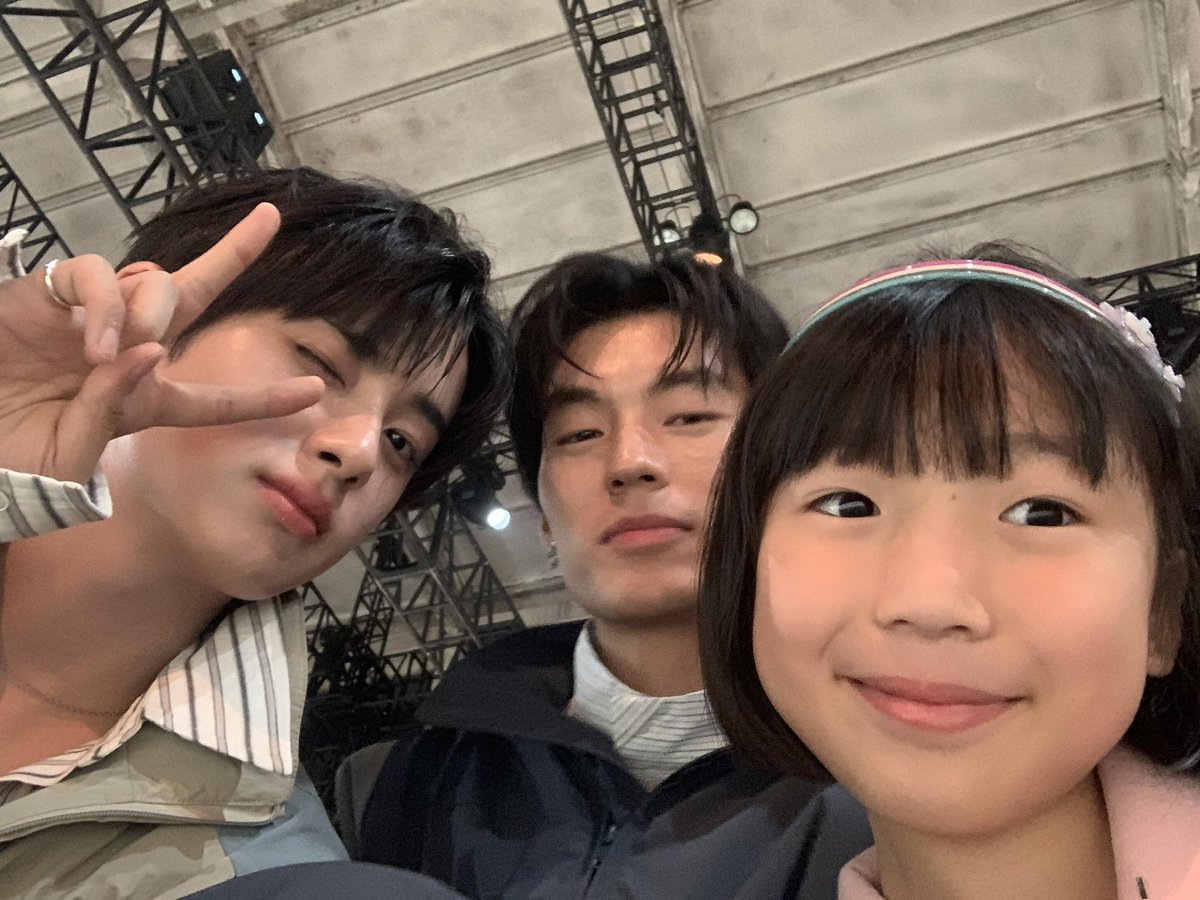 lalalolo1ee's tweet photo. 쇼장에서 어린아이가 민규에게 같이 사진 찍자고 청했어

#김민규 #KIMMINKYU https://t.co/mudeZXrYXS