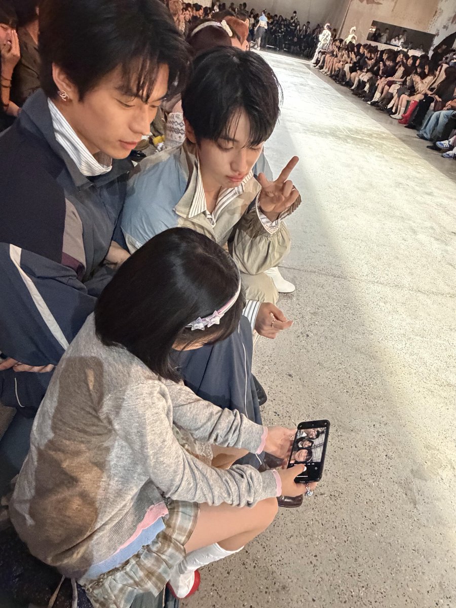 lalalolo1ee's tweet photo. 쇼장에서 어린아이가 민규에게 같이 사진 찍자고 청했어

#김민규 #KIMMINKYU https://t.co/mudeZXrYXS