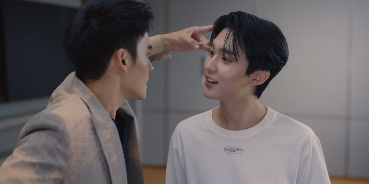 LOL_love_e's tweet photo. เฮียนอร์ทกับเร็นจิ ถึงจะดูตีกันแต่ว่าเฮียนอร์ทสปอยเร็นจิมากนะ คือตามใจอ่ะ คุมไม่ได้ไม่รู้แหละว่าเร็นจิจะมีอะไรมาข่มเฮียรึป่าวแต่ที่เฮียนอร์ทดูแบบจนปัญญากับเร็นจิแล้วอ่ะคือก็น่าจะตามใจน้องมาแต่ไหนแต่ไร(หรือฮีทำอะไรกับเร็นจิไม่ได้จริงๆเลยต้องยอม) กล้าสุดคือดีดหูอ่ะ546543544565  (ถ้าคิดในมุมละครไทย ต้าเซียงคือของพ่อแม่เร็นจิ แต่ว่ามีลูกยากเลยรับลูกบุญธรรมมาก่อนซึ่งก็คือเฮียนอร์ท) เพราะตัวเฮียนอร์ทเริ่มมาจากเป็นนักแสดง แล้วขึ้นมาเป็นผู้จัดซึ่งมีคนที่กุมบังเหียนอีกทีคือต้าเซียง ตอนนี้เฮียนอร์ทเหมือนกำลังพิสูจน์ตัวเองอ่ะ ฮีดูแบบทะเยอทะยาน แล้วเฮียนอร์ทฮีก็มีอีโก้ของฮีนะ แต่ฮียอมเร็นจิแบบมากกกกกกก

เร็นจิ คือลูกคุณหนูเอาแต่ใจคนหนึ่งเลย อยากได้อะไรต้องได้ ชีวิตนี้ดูไม่ต้องพยายามเพื่อให้ได้อะไรมาแต่กลับกันเฮียนอร์ทที่ซึ่งเป็นพี่ชายดูต้องพิสูจน์ตัวเองเพื่อให้ได้ในสิ่งที่ตัวเองต้องการอ่ะ (จากที่เฮียนอร์ทพูดกับไนน์ว่าไนน์กำลังจะทำให้ฮีซวยไปด้วย) คือเฮียนอร์ทฟิวไนน์เลยแต่เฮียนอร์ทสบายกว่าไนน์คือพ่อแม่ปูทางให้ได้ระดับนึงไม่ต้องดิ้นรนขนาดนั้น