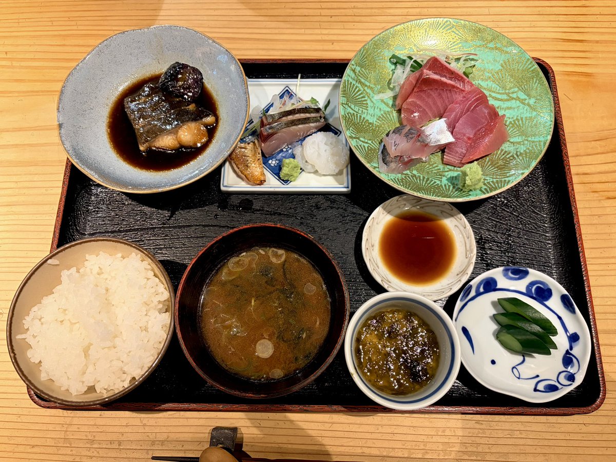 oboyu's tweet photo. 今日のランチは、煮魚とお刺身の日替わりランチをいただきました。 https://t.co/DhJSc8LUkw