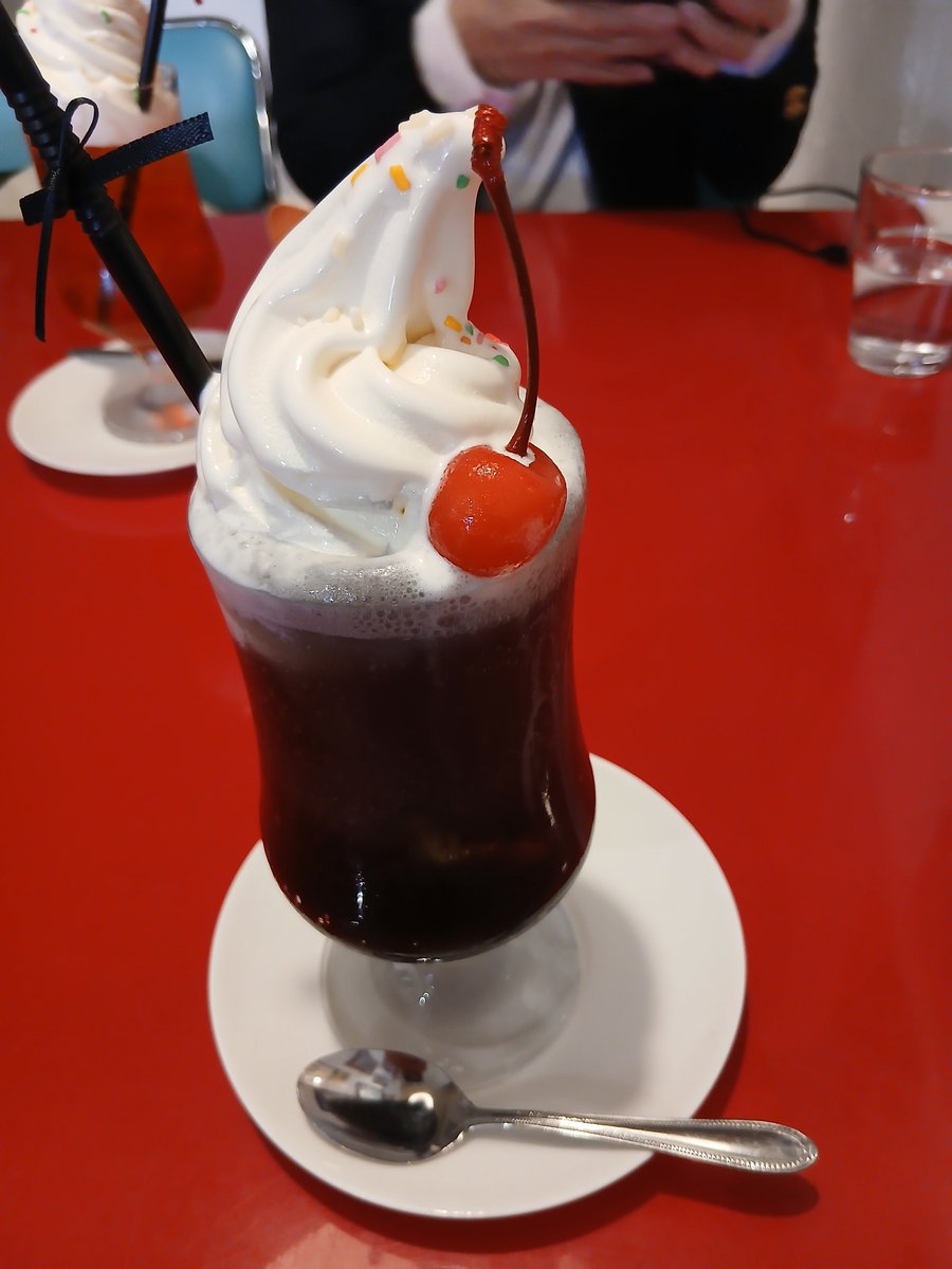 mana_cosu's tweet photo. 休憩〜  黒いけどイチゴ味です🍓 https://t.co/kowy5HALTW