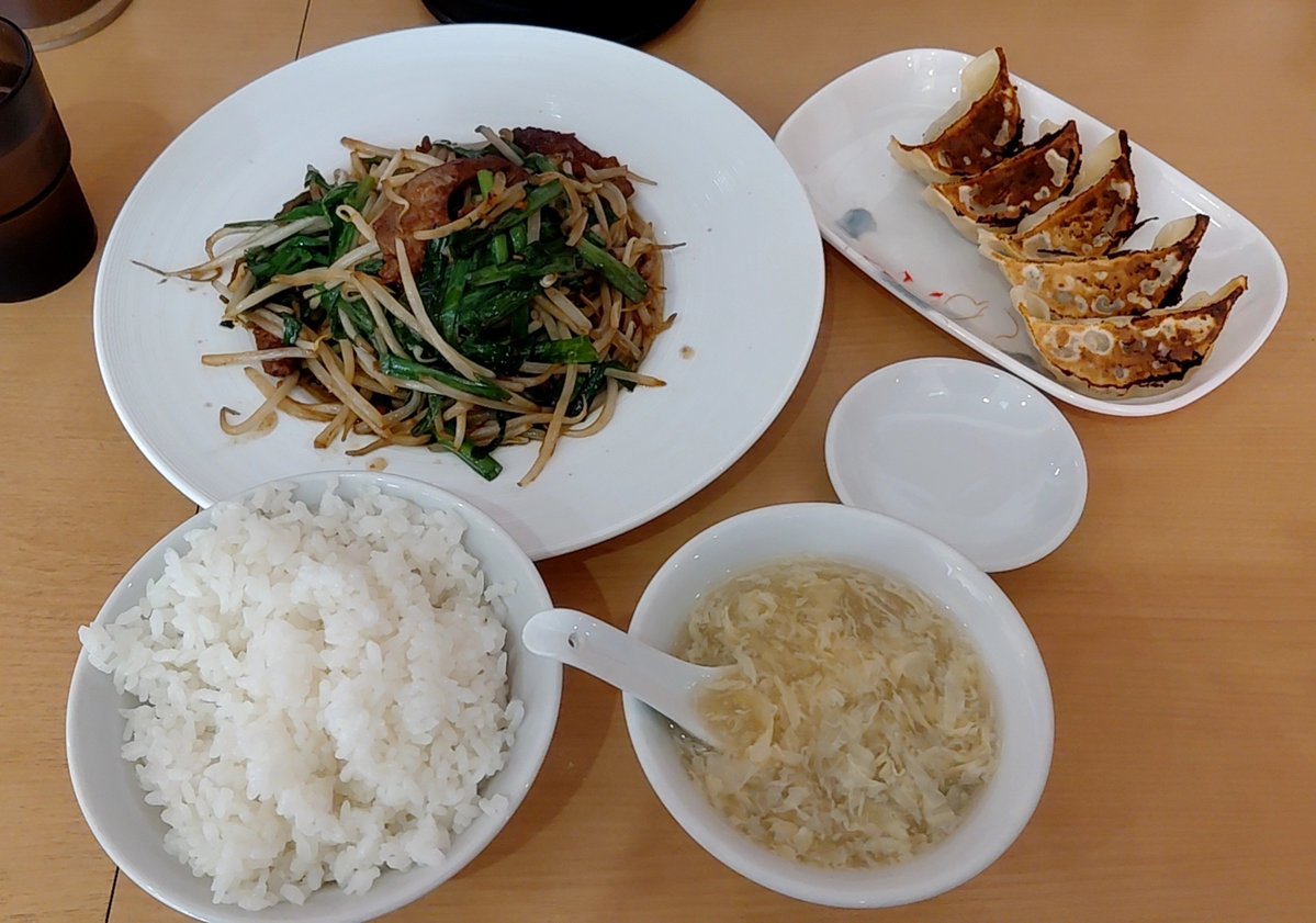 toretto_AVA's tweet photo. 昼飯に最近リニューアルオープンした中華料理店の大連飯店という店へ(千葉市)

ニラレバ単品と餃子それにライス(スープつき)で、1760円。

レバーは衣つけて一度揚げていて香ばしく、餃子もジューシーで美味しかった。

またフラッと食べに行きたい店でした😋
次は中華王道のチャーハンにしようかな… https://t.co/DhqWoZrqDJ