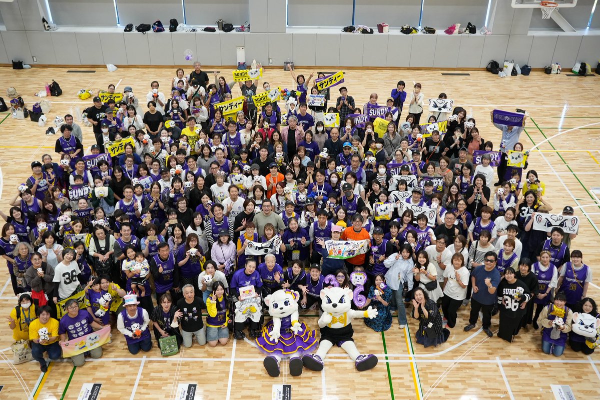 TokyoSunrockers's tweet photo. サンディーおたんじょうび会🐻‍❄️💜

今シーズンも多くのみなさまにお越しいただきサンディーの生誕をお祝いすることができました✨✨

このあとの試合でも、ぜひサンディーにお祝いの言葉をかけてあげてください♪

たくさんのご来場ありがとうございました😊

#東京サンロッカーズ　#Bリーグ 
@36Sundy https://t.co/wmTdeTRl3s