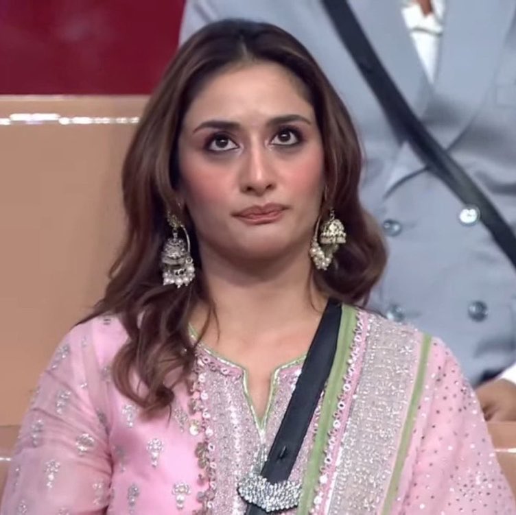 BollywoodPulse's tweet photo. Uditi really thought she was going to win the Flipcard award 😭 

#UditiSingh | #BiggBoss20 | #BB20 https://t.co/dnLkJ2edN4