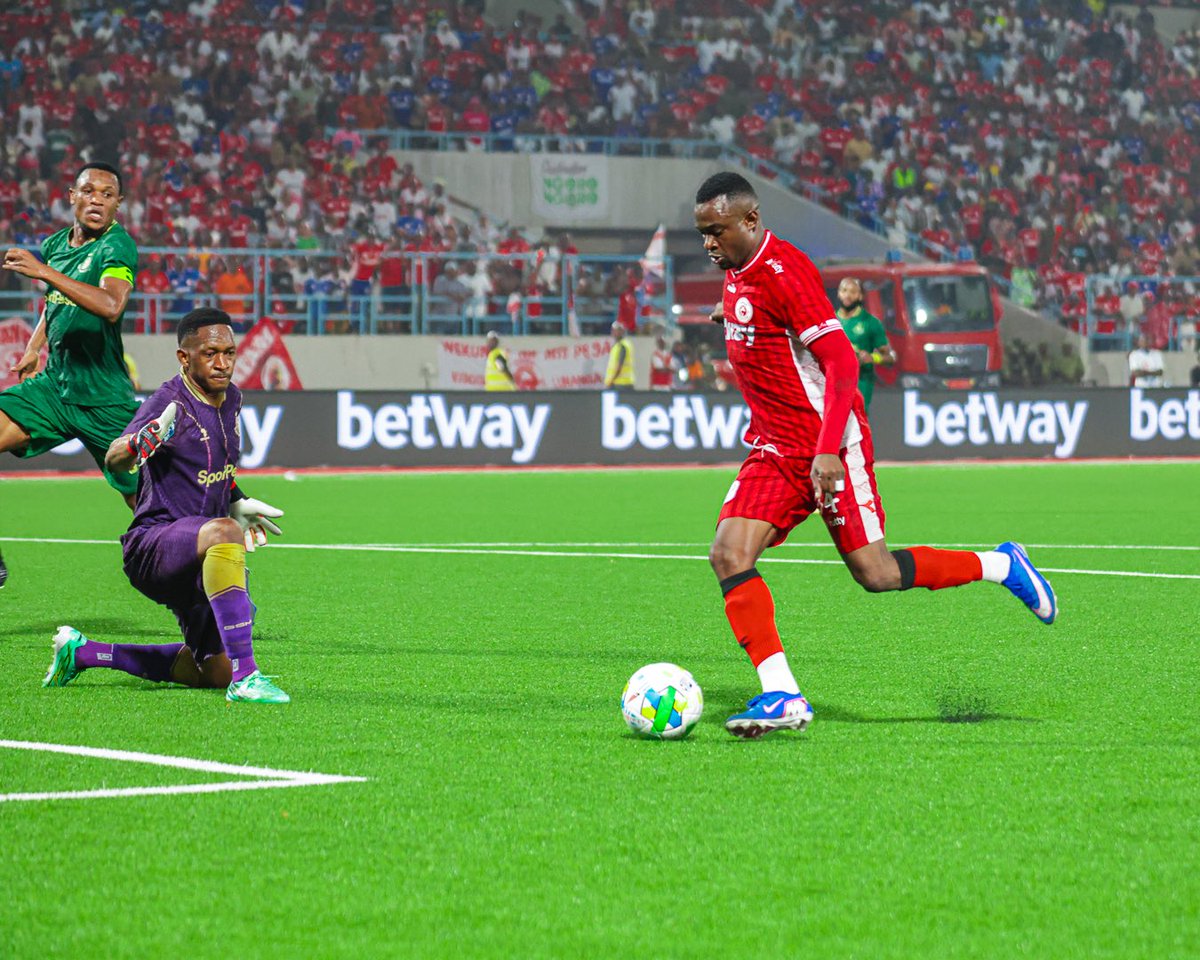 SimbaSCTanzania's tweet photo. 𝐁𝐀𝐎 𝐋𝐀 𝐌𝐀𝐓𝐄𝐒𝐎 🤣🤣🤣

Mmoja kakalishwa kama mlevi, mmoja anapiga magoti kuomba msamaha 😜 Uto hoiiiii! #NguvuMoja https://t.co/0c7cOtyVsU