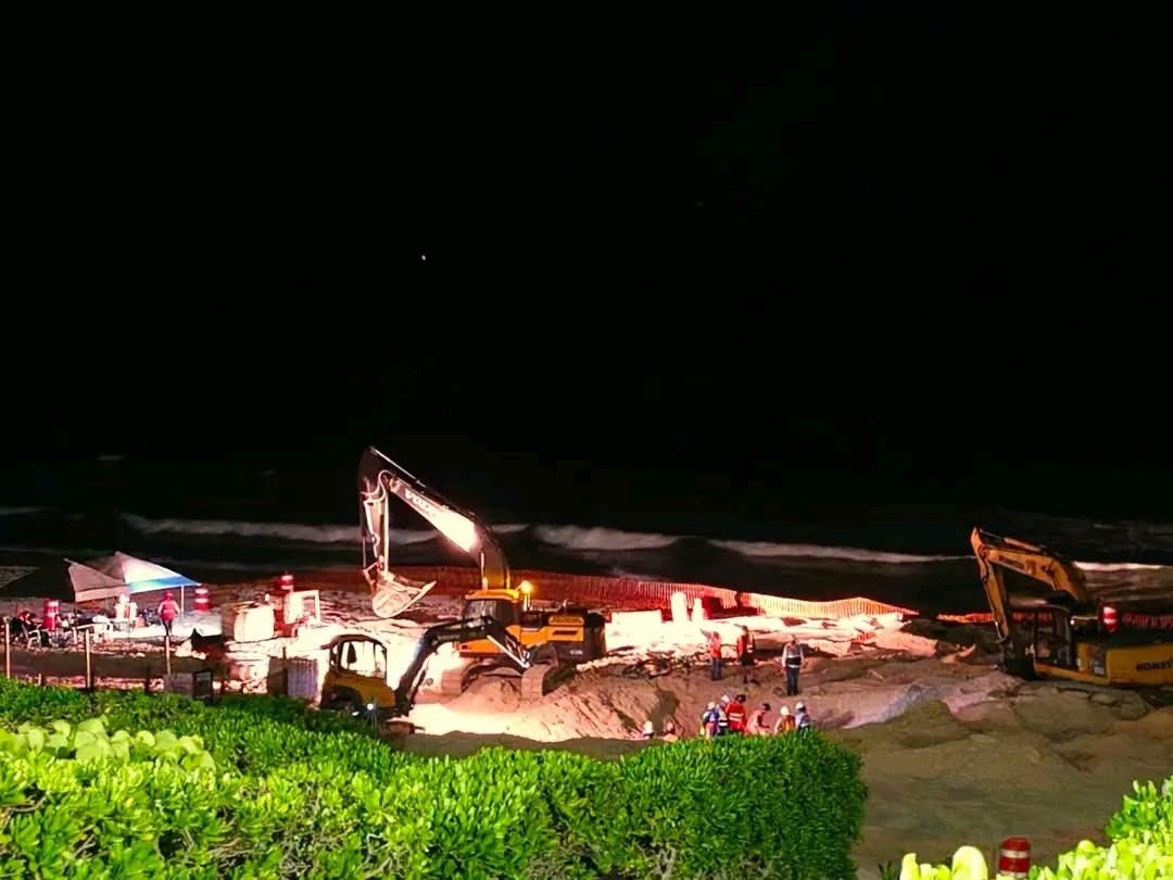 VigiaCiudadano7's tweet photo. 😳 ¿Qué están haciendo en Playa Delfines? Ana Paty Peralta... 

Denuncian cancunenses que hay maquinaria pesada a unos metros de un corral de resguardo de nidos de tortugas.

¿Trabajando en la noche?

#Cancún #Tortugas #ÚLTIMAHORA #PoderQuintanaRoo https://t.co/4hZiFThMni