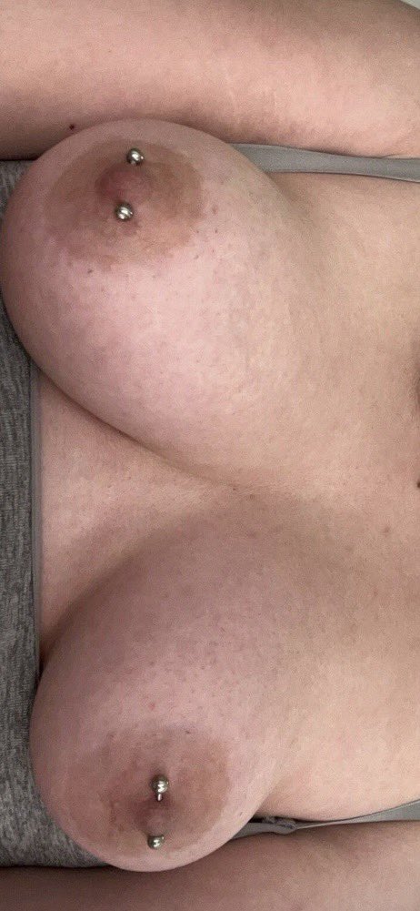 thickysophia's tweet photo. Feeling pierced and pretty today 😏
Who’s into nipple piercings?
#NipplePiercing #PiercedNips #BodyMods #PiercingLover #NSFW #AdultContent #Curves #Selfie https://t.co/jINH9wTe5b
