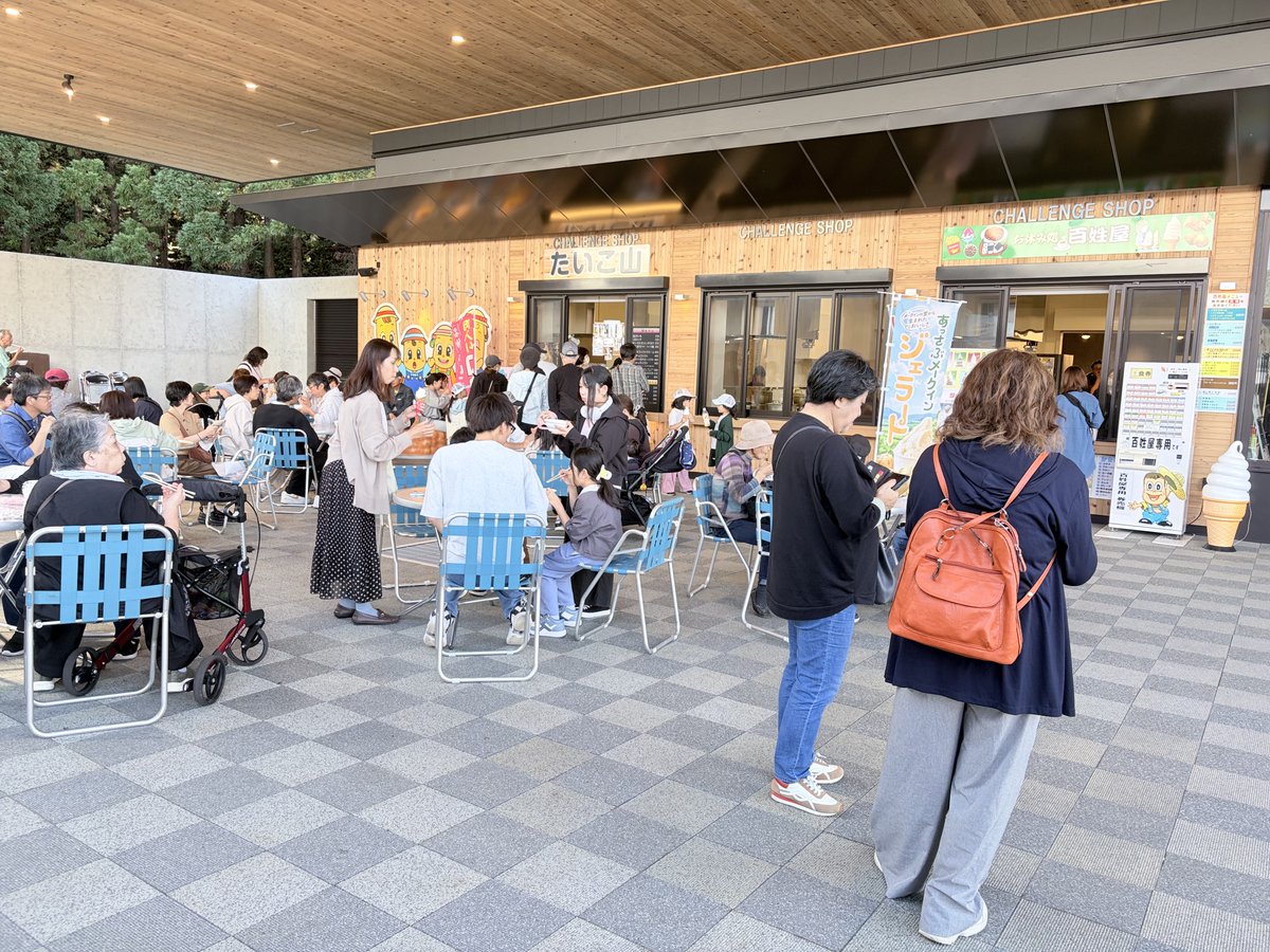 eki_assabu's tweet photo. 今日の「道の駅あっさぶ」  

本日もたくさんの皆様にお出でいただいてます。臨時駐車場まで一杯になりそうで、責任者は今日の空のように青くなりました。 https://t.co/lDNe2cp8w5