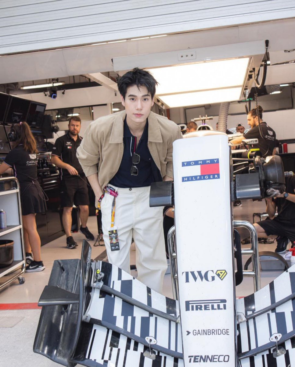 doublepjourney_'s tweet photo. Pond, Phuwin and Fourth capture the moment at Singapore Grand Prix

📸 FB : Tommy Hilfiger Thailand

🔗 https://t.co/K8MZJFKbqQ

PONDPHUWIN TOMMYCAD F1

#TommyHilfigerxPond
#TommyHilfigerxPhuwin
#TommyHilfigerxCadillacF1
#TommyHilfiger #TommyFamily
#ปอนด์ภูวินทร์ #PondPhuwin
#ppnaravit #phuwintang

สัมผัสบรรยากาศสุดเอ็กซ์คลูซีฟ ณ Singapore Grand Prix 2026 ไปพร้อมกับ 3 หนุ่ม ปอนด์, ภูวินทร์ และ โฟร์ท แบรนด์แอมบาสเดอร์ Tommy Hilfiger ที่ถ่ายทอดเสน่ห์ของ American Preppy ท่ามกลางบรรยกาศของมอเตอร์สปอร์ตผ่านลุค Fall 2026 ด้วยเสื้อยืดปักโลโก้ และกางเกงเดนิมทรงตรง เติมเต็มด้วยแจ็คเก็ตหนังหรือแจ็คเก็ตกันลม สะท้อนสไตล์เรียบเท่อันเป็นเอกลักษณ์ของ Tommy Hilfiger
