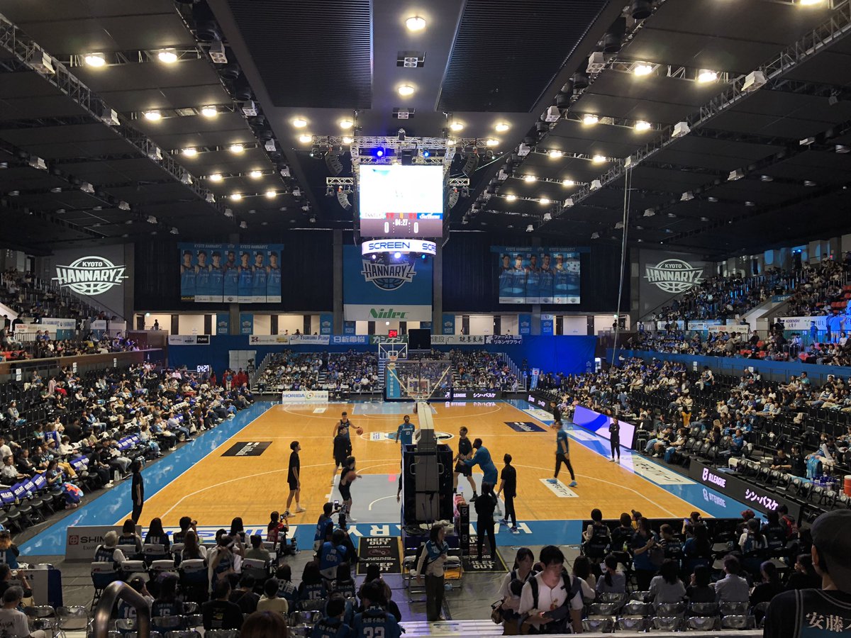 kenny2003jp's tweet photo. 今日は　阪急西京極のアリーナ🏟️で　京都ハンナリーズ🏀応援です📣　今期今のところ5勝1敗の6位🤭　キャパ4,000人規模のこのアリーナの一体感と距離感がいいんですよね🤭
#京都ハンナリーズ https://t.co/HRJbCoPeXY