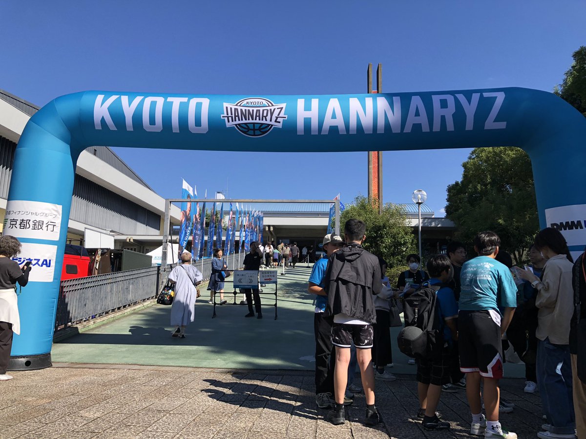 kenny2003jp's tweet photo. 今日は　阪急西京極のアリーナ🏟️で　京都ハンナリーズ🏀応援です📣　今期今のところ5勝1敗の6位🤭　キャパ4,000人規模のこのアリーナの一体感と距離感がいいんですよね🤭
#京都ハンナリーズ https://t.co/HRJbCoPeXY