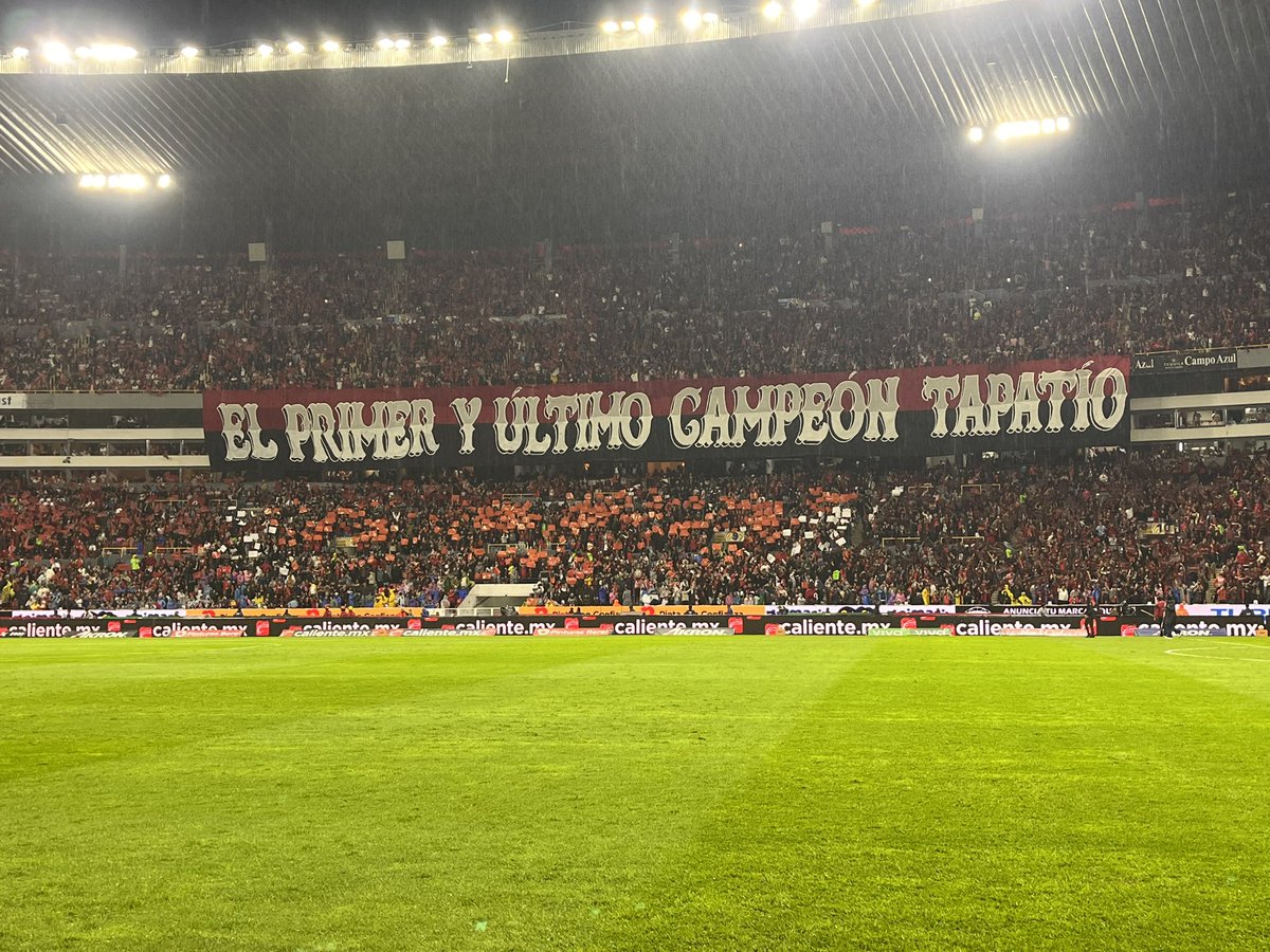 artusantillanes's tweet photo. No hay nada que se le iguale a un #ClásicoTapatío en el Estadio Jalisco; lo de afición del #Atlas es digno de estudio. Qué manera de hacerse sentir, sea Jornada 1 o sea ante el acérrimo rival, da igual. Definitivamente es una raza diferente, de otra madera…

🔴⚫️🏟️⚽️ https://t.co/6Gqec3Ma5g